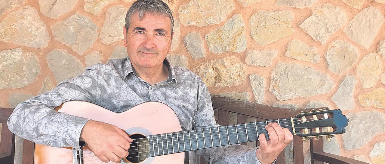 Damià Timoner   con su guitarra,  el instrumento que  siempre le acompaña.