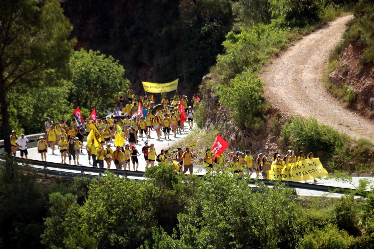 Un centenar de docents fan una marxa a peu fins a Montserrat