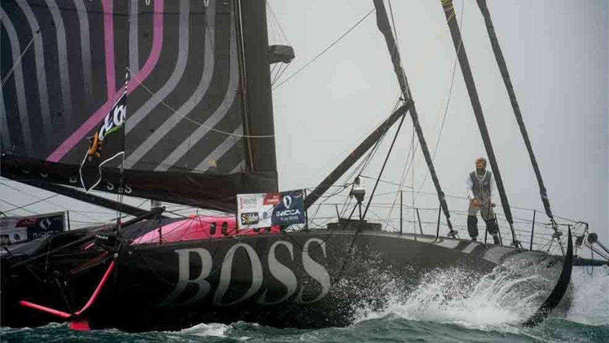 El 'Hugo Boss' de Alex Thomson navega sin uno de sus timones