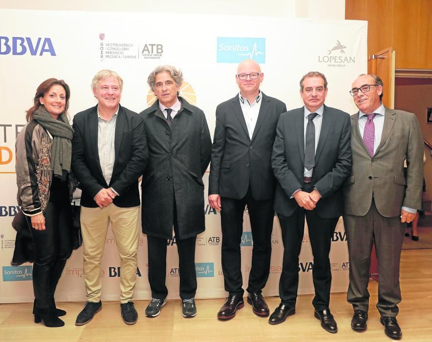 Los representantes del Bufete Buades Marta Rosell, Joan Buades y Marcial Rodríguez junto a Antoni Riera, director de la Fundació Impulsa; Francisco Moreno, representante de Lopesan; y José Manuel Atiénzar, director general de gestión de Prensa Ibérica.