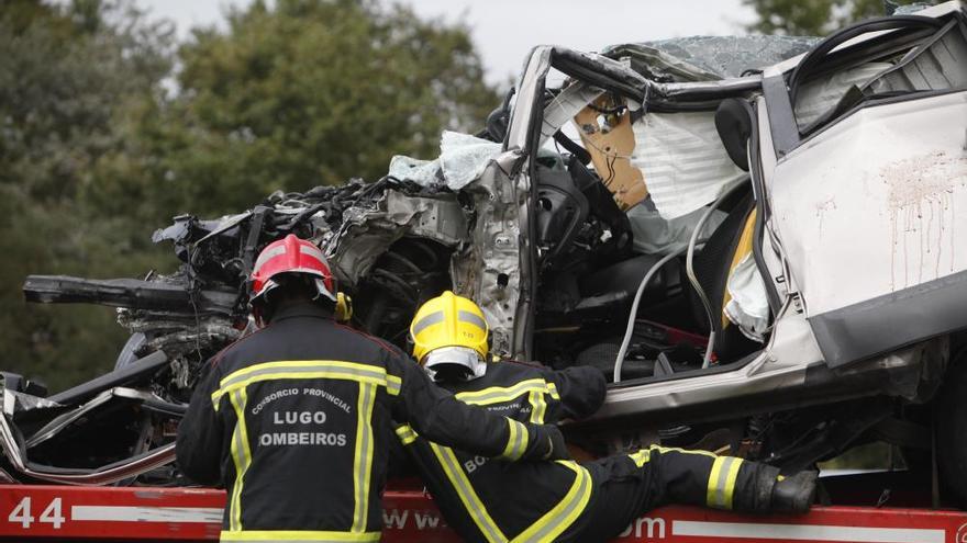 Dos muertos y una herida grave en Aranga en un accidente causado por un conductor kamikaze