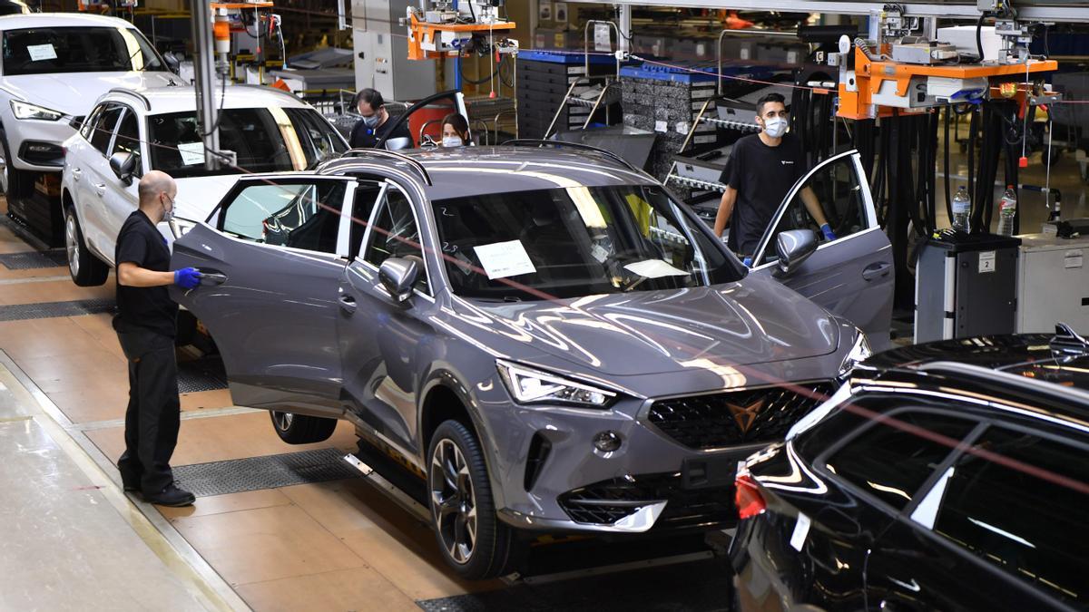 Empleados trabajando en la fábrica de Seat en Martorell (Barcelona).