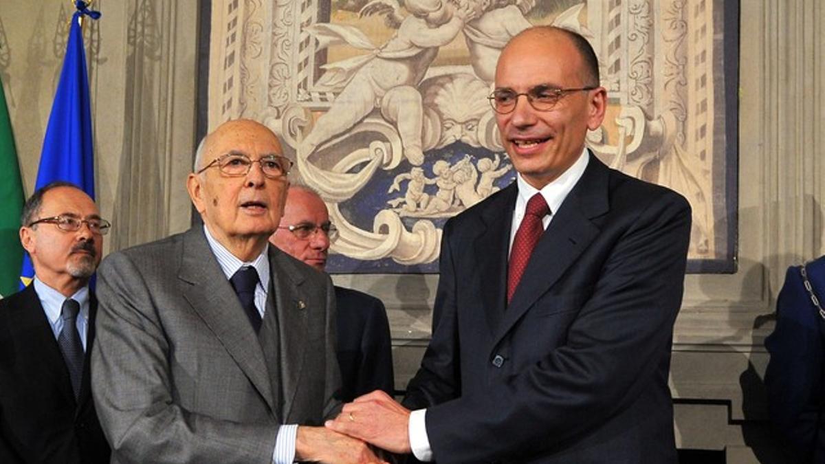 El nuevo primer ministro, Enrico Letta (derecha), estrecha la mano del presidente Napolitano, este sábado en Roma.