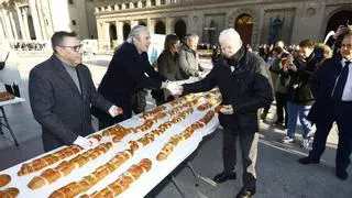 Zaragoza ya vive San Valero: el reparto del Roscón llena la plaza del Pilar