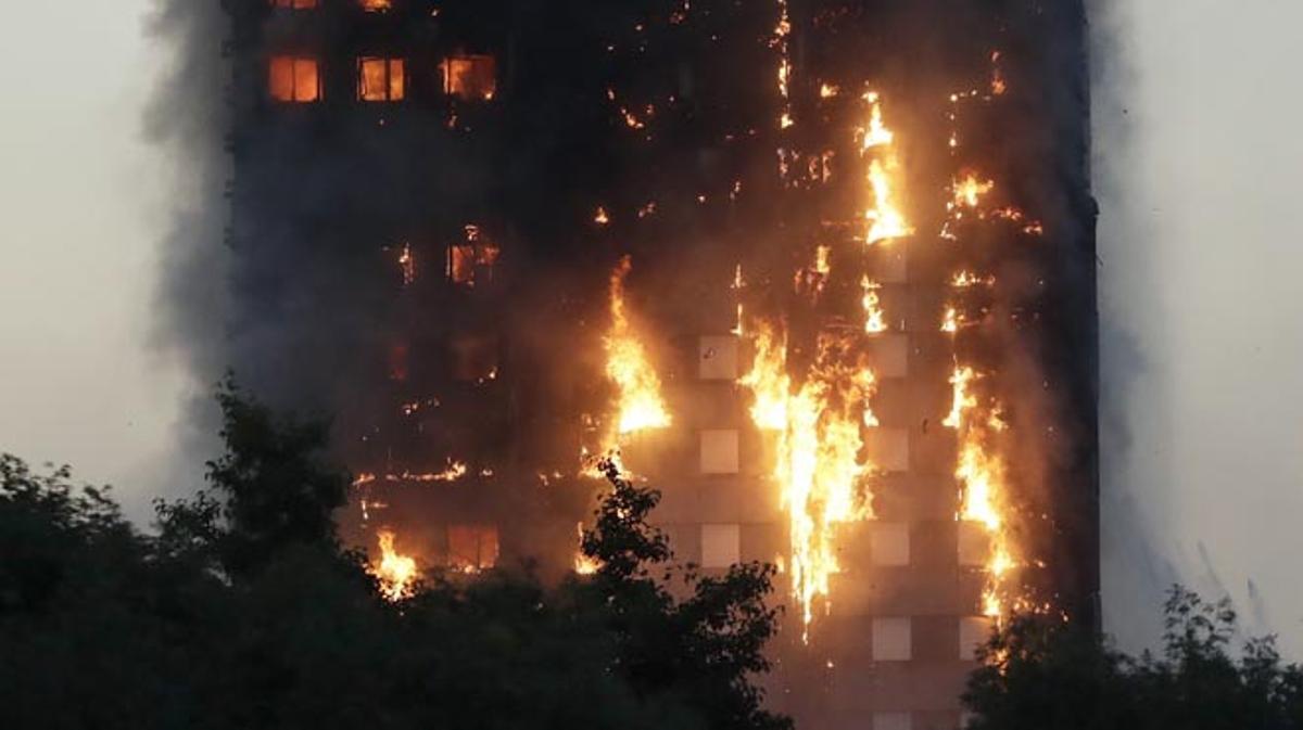 El foc converteix en un infern aquesta torre residencial de 27 plantes on viuen unes 200 persones.