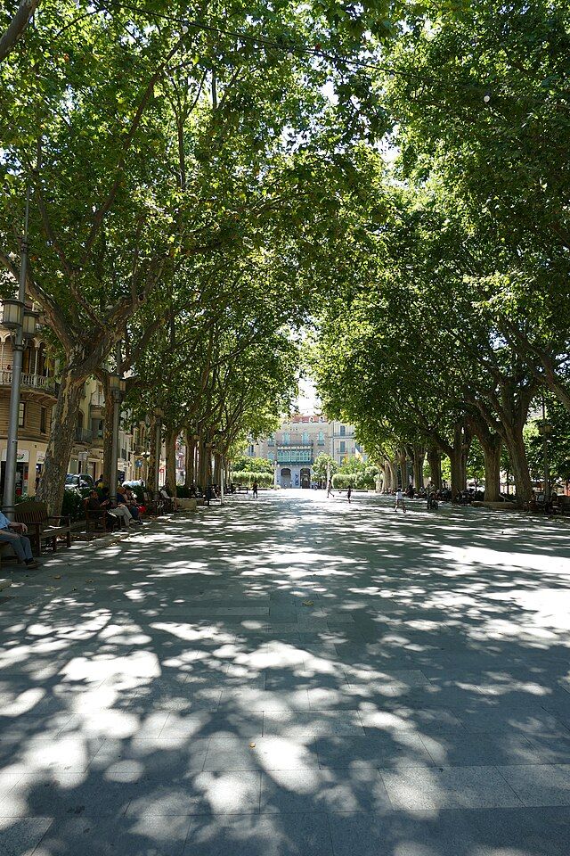 La Rambla de Figueres es un buen lugar para un paseo tranquilo.