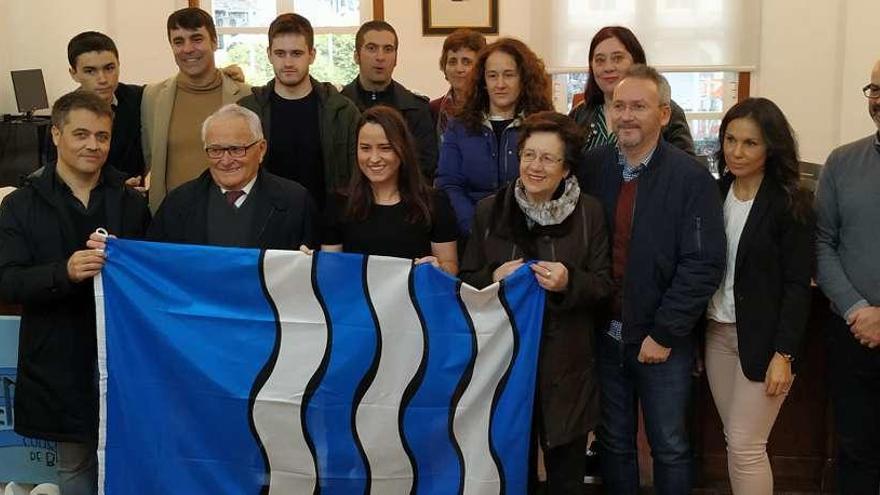 María Loira (abajo, tercera por la izquierda) junto a familiares y miembros de la corporación. // G. Núñez