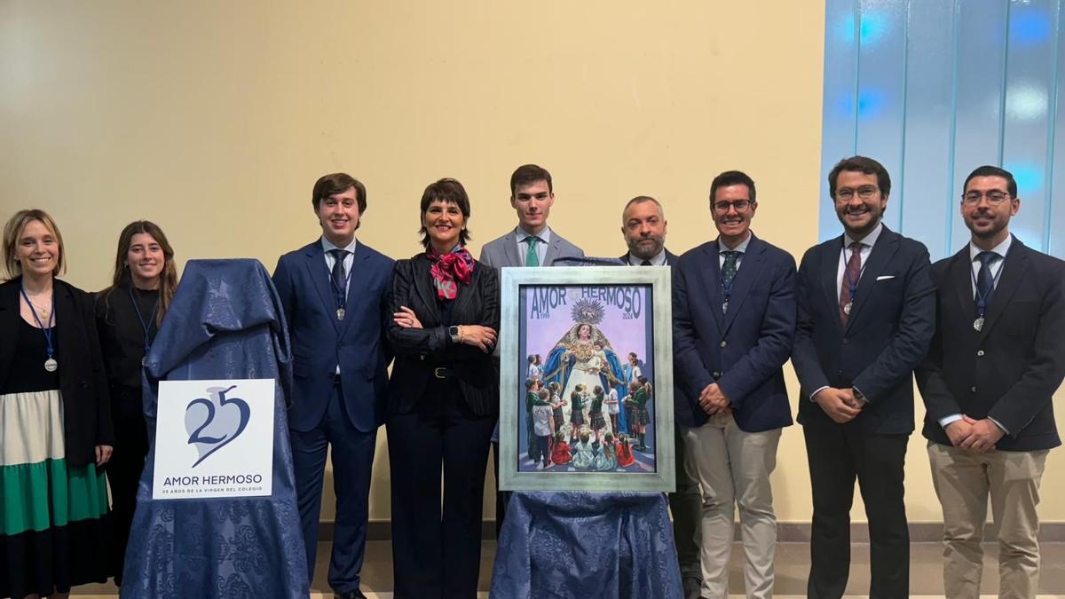 Nuria Barrera con el cartel del XXV Aniversario de la Virgen del Amor Hermoso