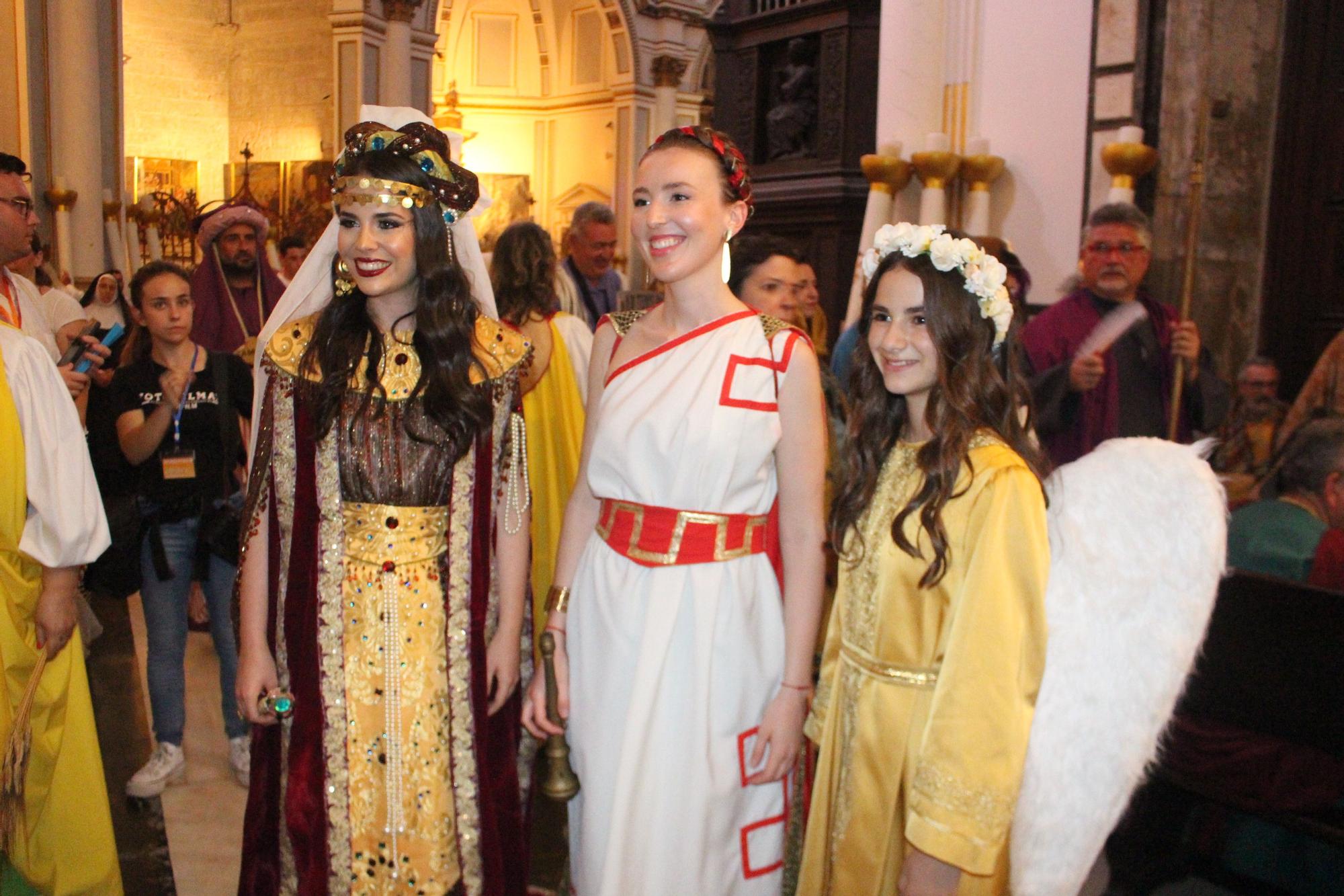 Carmen, Nerea, la reina de Saba y el Ángel del Desierto, en la procesión del Corpus
