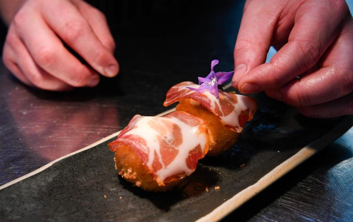 Croquetas de kimchi, lámina de coppa ibérica, cebolla y ali oli, especialidad del restaurante Cuzeo.