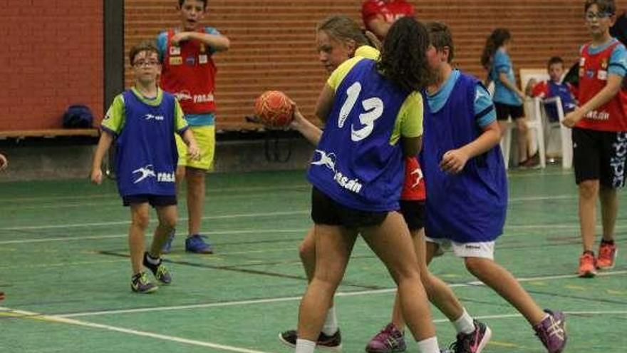 Los niños juegan un partido.