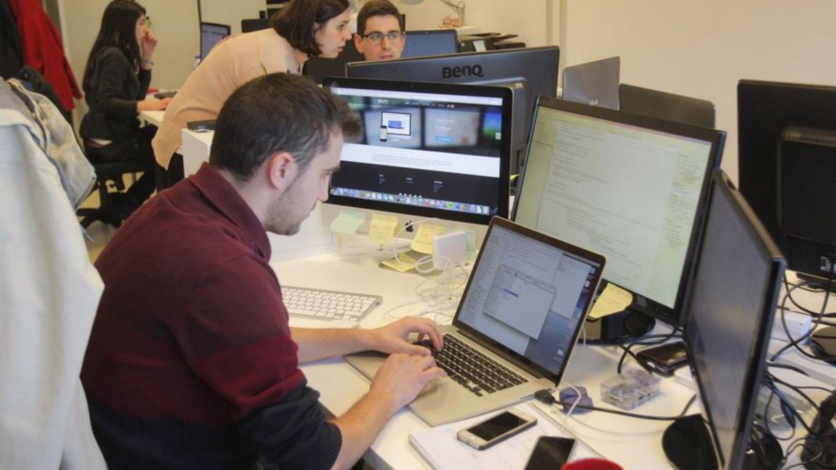 Trabajadores en una empresa TIC en Galicia.
