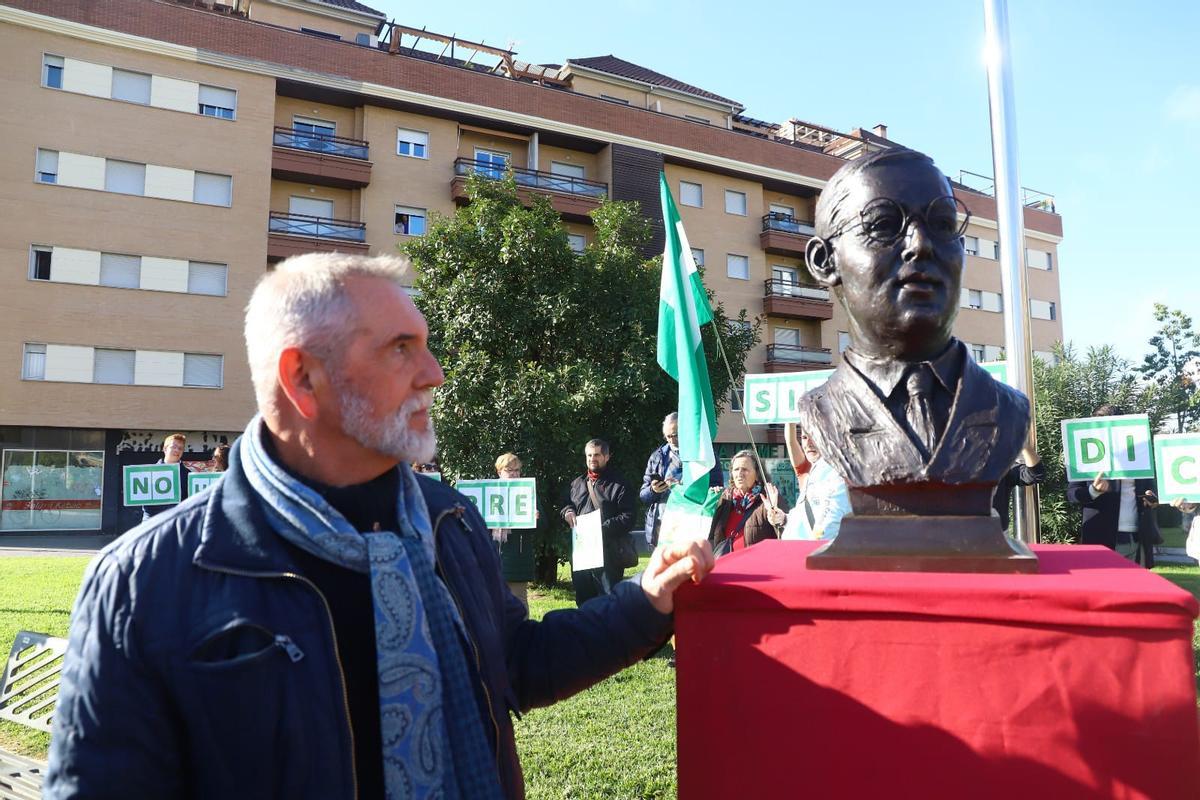 Antonio Bernal posa junto al busto de Blas Infante.