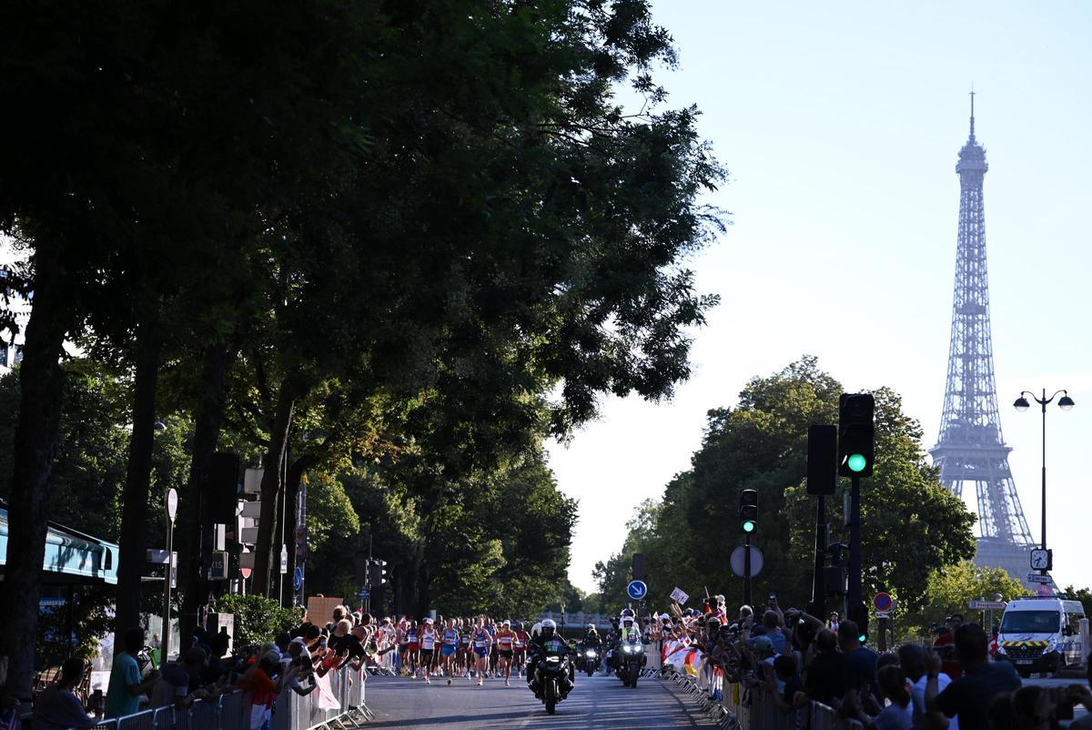 Las corredoras junto a la Torre Eiffel durante la prueba de maratón femenina en los Juegos Olímpicos de París 2024