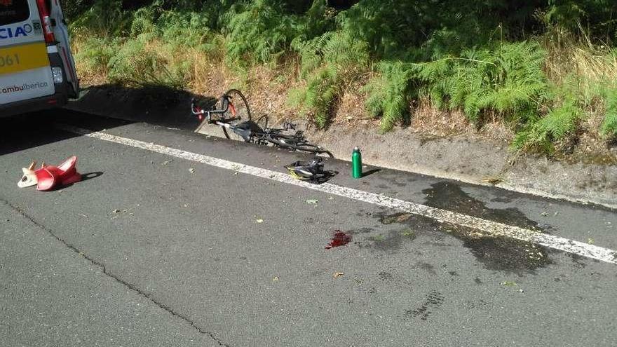 Accidente de un ciclista en la zona de Os Olmos, en Lalín, el año pasado.