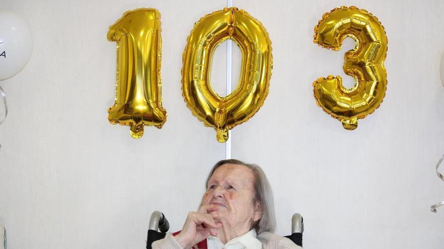 El Campello celebra una fiesta por los 103 años de su vecina más longeva
