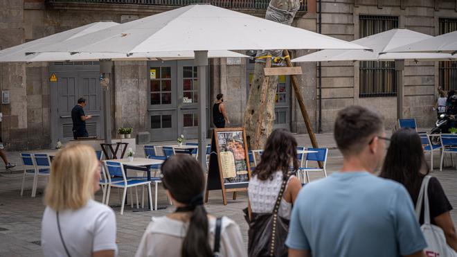 El nuevo mobiliario de las terrazas de la Rambla ya puede verse, es de color crema e incorporará jardineras
