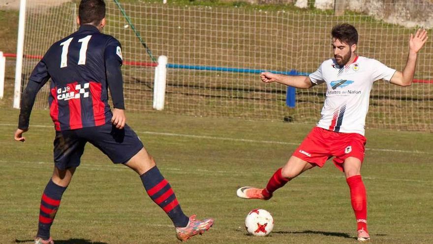 Castiello controla el balón en el choque ante el Valdesoto.