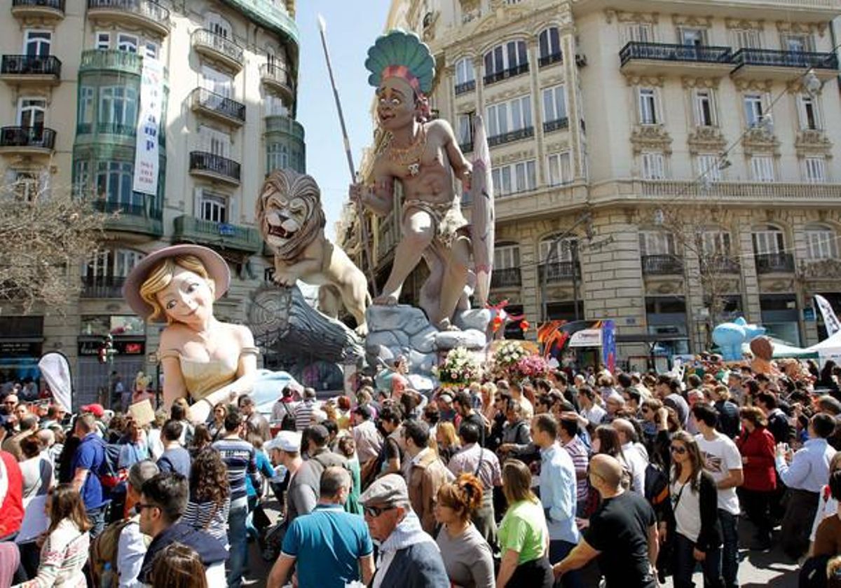 Milers de persones visiten aquests dies les falles de València en què més de 700 monuments cremaran 19 de març a la nit.