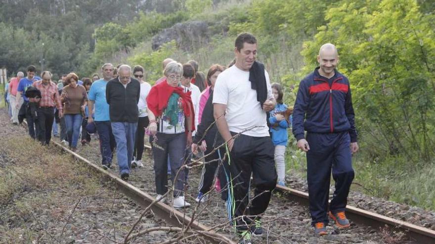 Marcha vecinal que reclamó la conversión de este tramo de vía en una senda verde. // Santos Álvarez