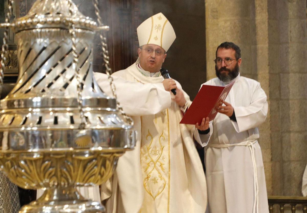 Monseñor Francisco Prieto, en el centro, durante la ceremonia de su toma de posesión como arzobispo el pasado 3 de junio / antonio Hernández