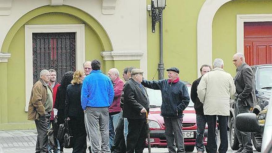 Miembros de la Asociación de Galleros de Asturias, antes del juicio celebrado el mes pasado en Langreo.