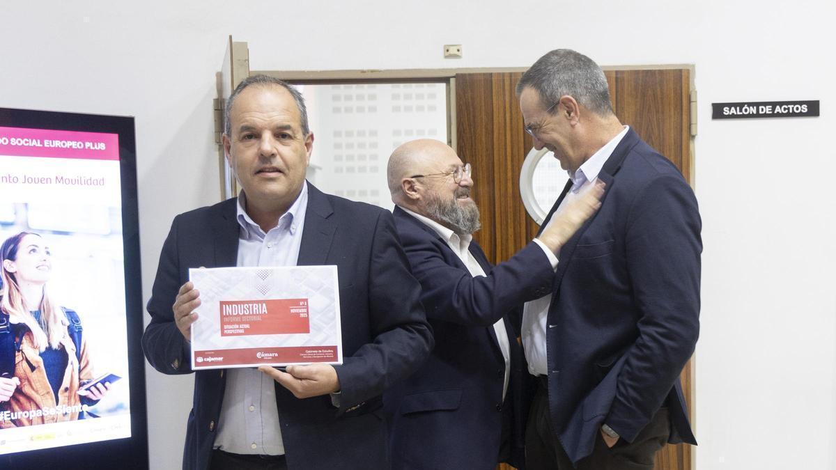 Carlos Baño muestra el documento de presupuestos 2026 el pasado noviembre.