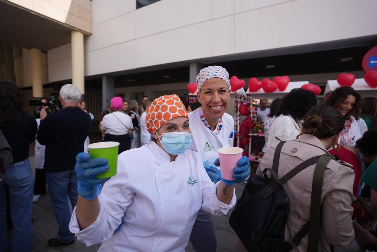 Personal sanitario en el homenaje a los pequeños hospitalizados en el Reina Sofía.