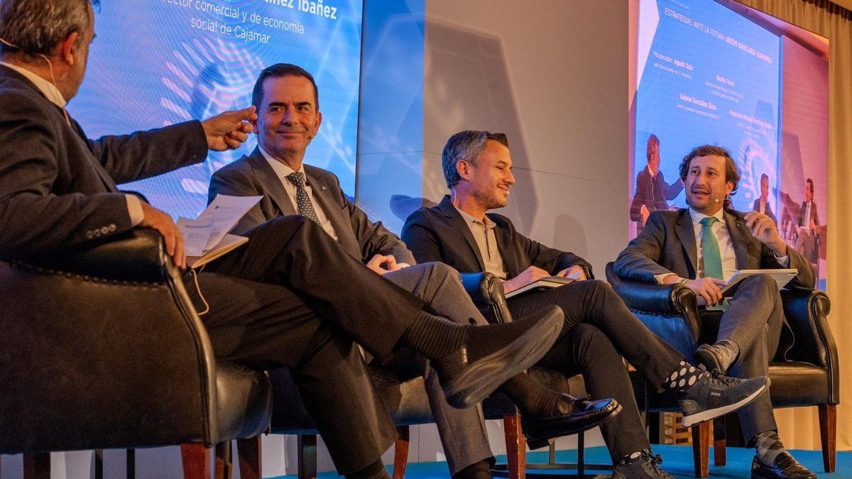 Agustí Sala, jefe de economía de El Periódico, modera una mesa en la que han participado Gabriel González (Abanca), Nacho Torre (Ibercaja) y Francisco Manuel Martínez (Cajamar).