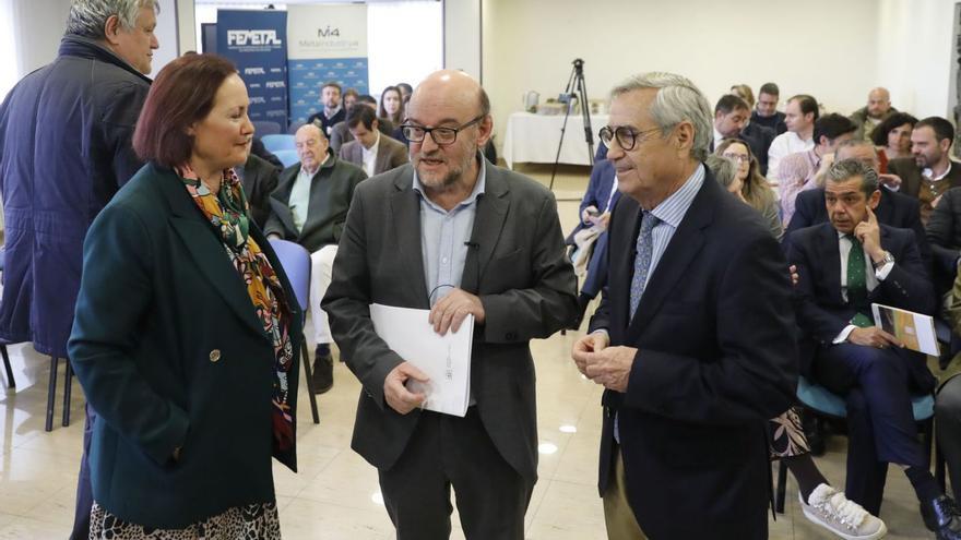 Colunga, en el centro,  con la secretaria de Femetal, María Pérez, y Antonio Fernández-Escandón, antes del inicio de su charla en la sede de la patronal asturiana del metal. | Marcos León