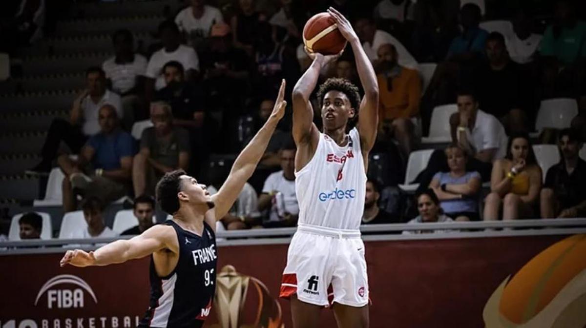 Baba Miller tira ante un rival de Francia.