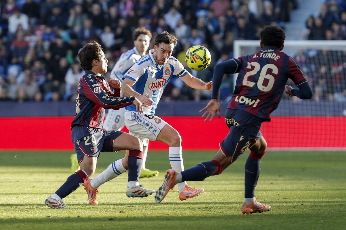 Expósito trata de llevarse el balón entre Carlos Álvarez y Tunde, este domingo en València.
