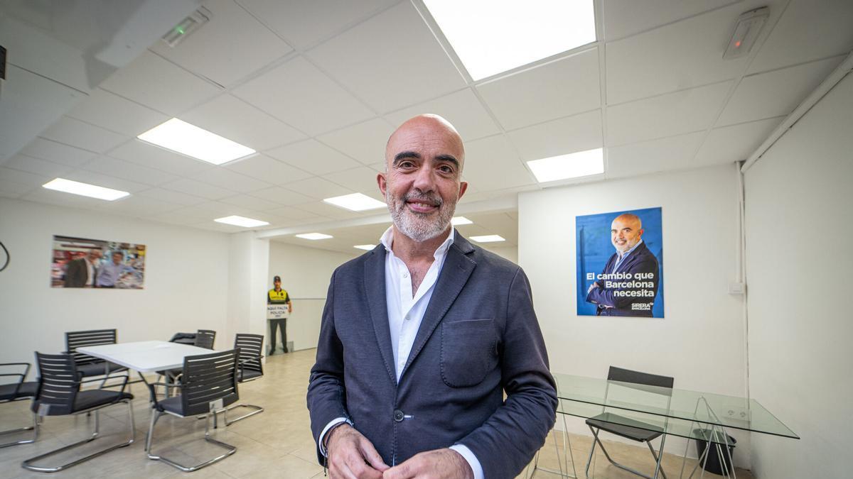 Daniel Sirera, líder del Partido Popular en Barcelona, en la primera sede del PP municipal en Nou Barris.