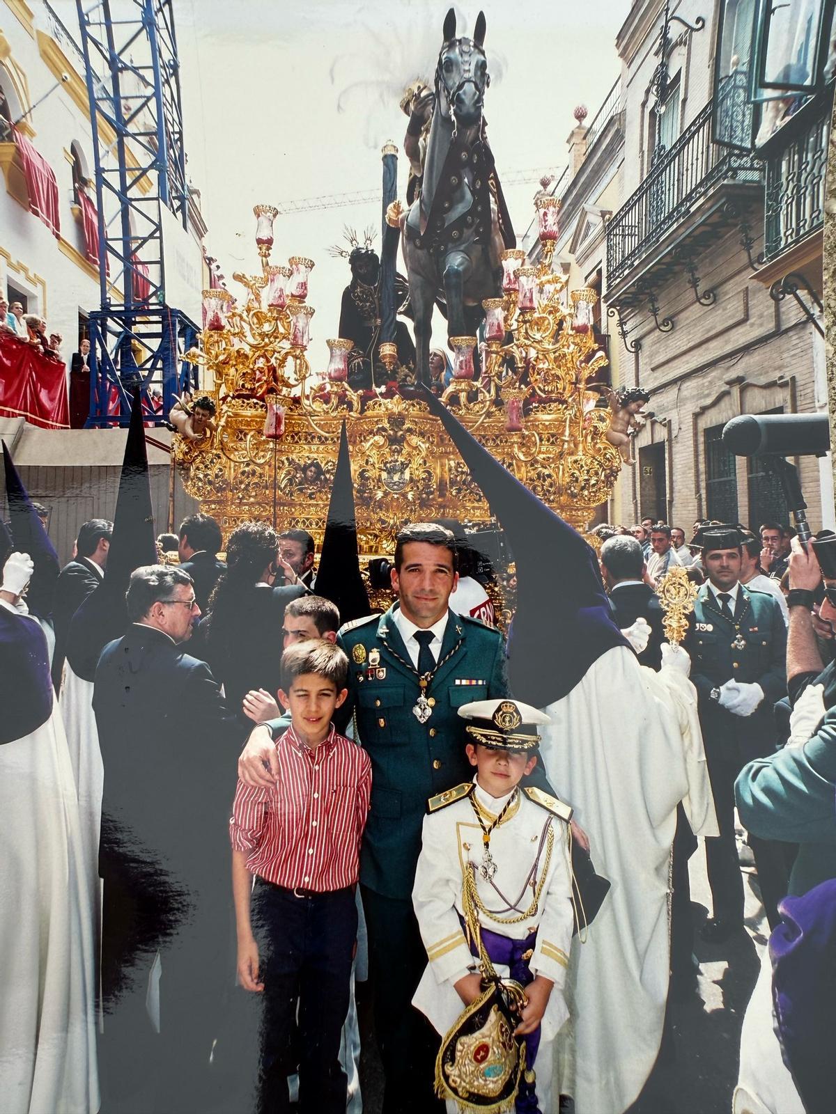 Miguel Cazorla junto a sus hijos XXX y Fran, hoy también guardias civiles.