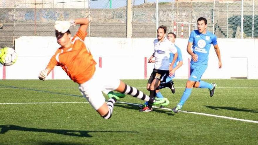 El Ourense CF trunca la buena marcha del Unión Grove. // Muñiz