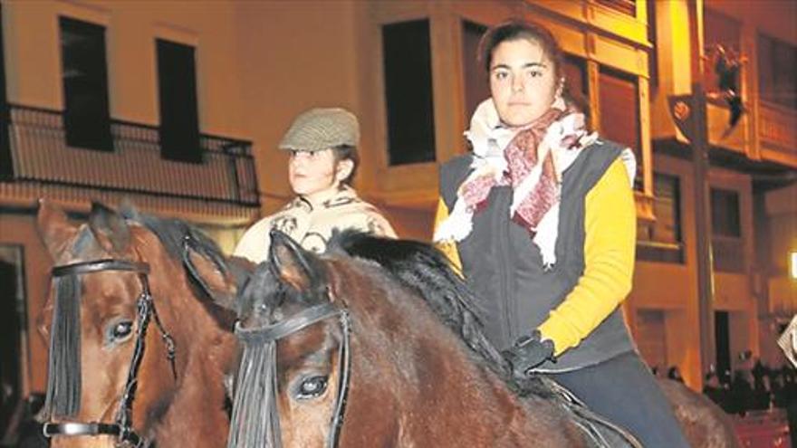 Una multitudinaria Matxà, con reparto de 4.000 ‘rotllos’, festeja Sant Antoni