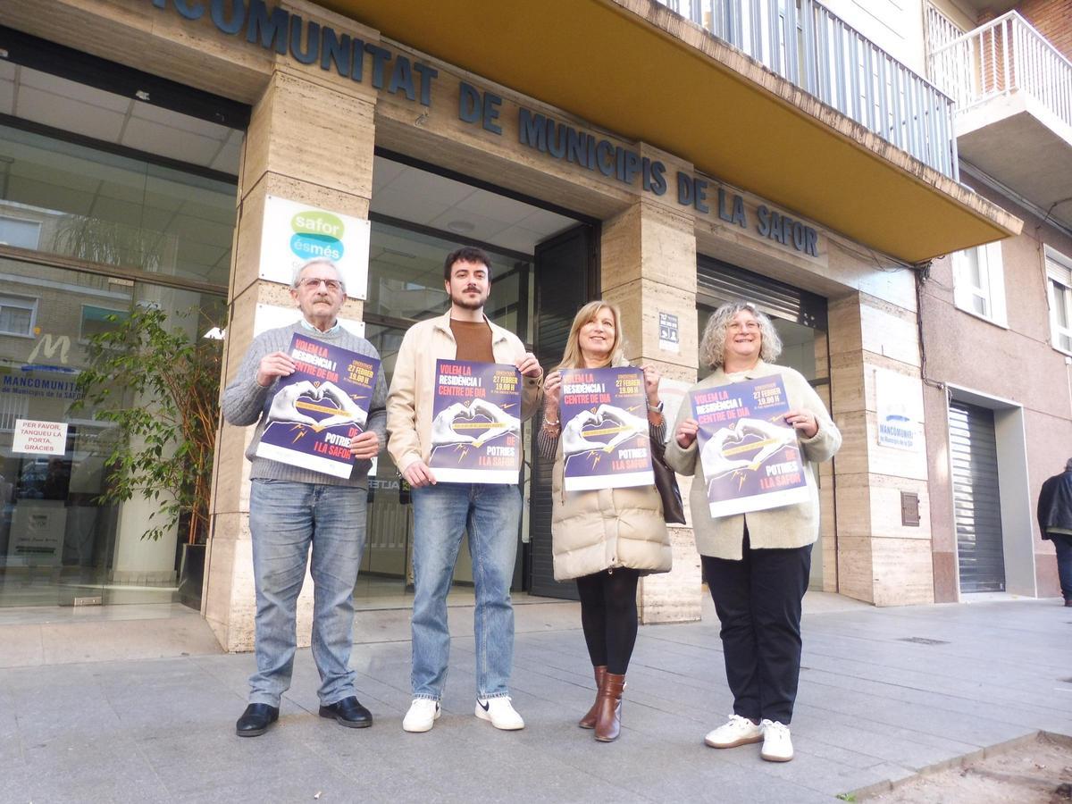 El alcalde con miembros de las entidades cívicas que apoyan la protesta, este martes en Gandia.