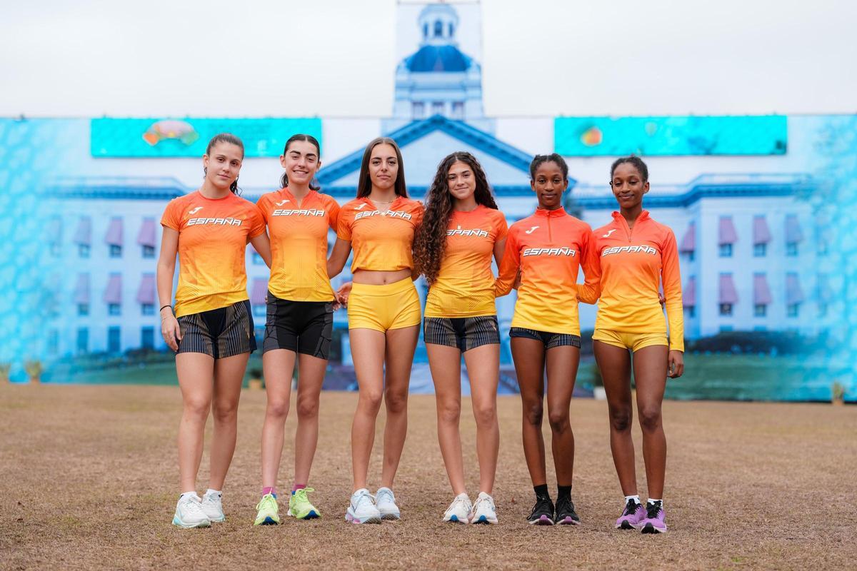 Mara Rolli Grau, primera por la izquierda, con sus compañeras de España Atletismo sub20