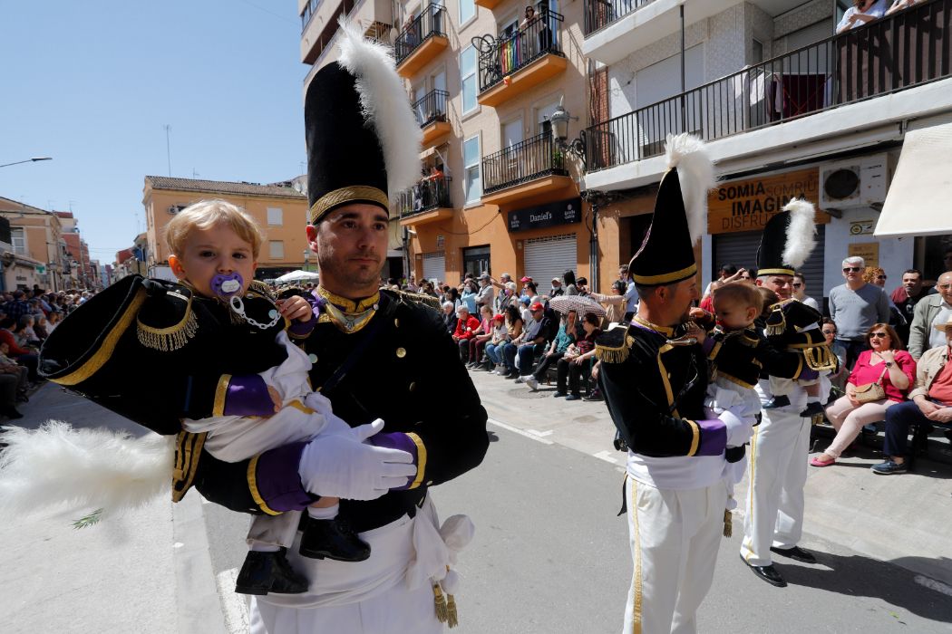 Flores y alegría para despedir la Semana Santa Marinera en el desfile de Resurrección