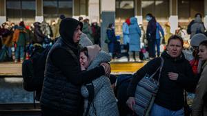 Una pareja se despide antes de ser evacuada en la estación central de Kiev 