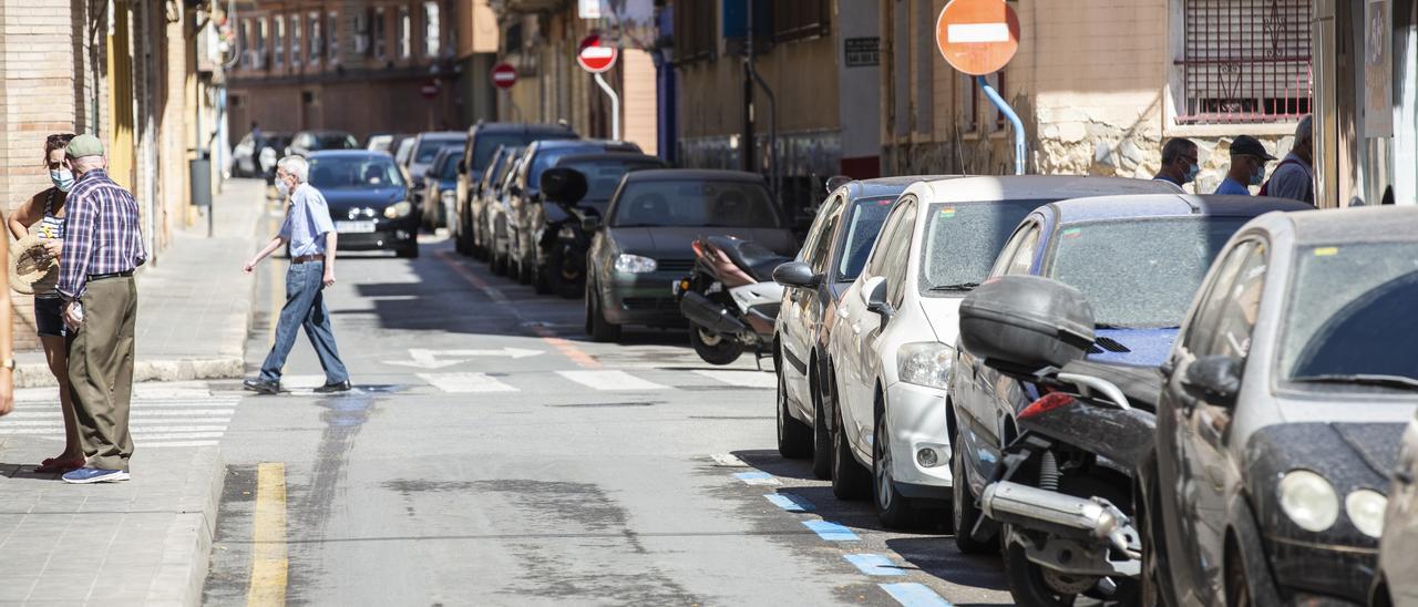 Calles pintadas de azul en Carolinas, donde finalmente no se implantará el aparcamiento de pago