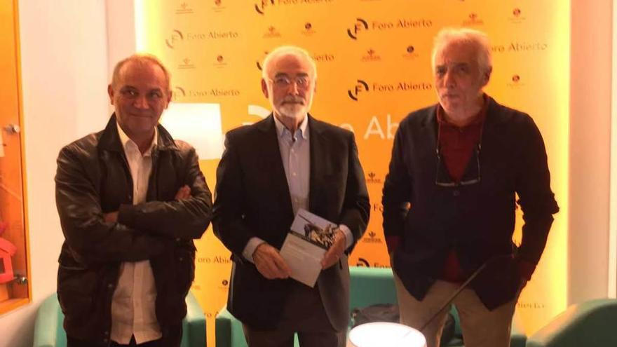 Xuan Bello, Juan Pedro Aparicio y Pedro de Silva, durante la presentación de la obra en la librería Cervantes de Oviedo.