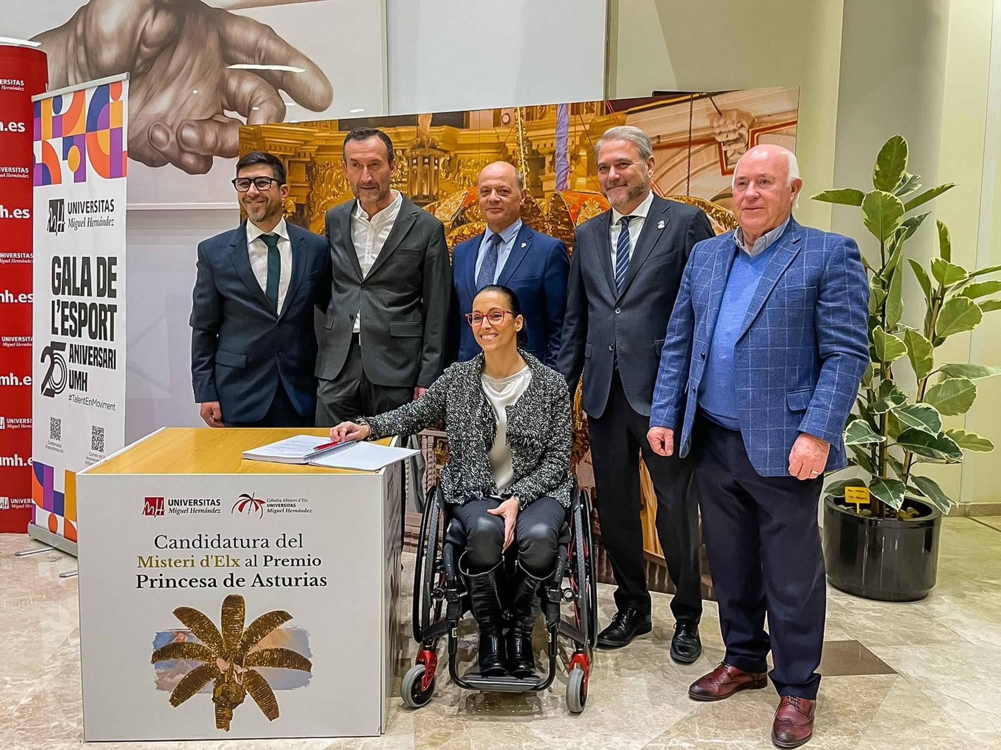 La nadadora paralímpica, doctora Honoris Causa por la UMH y Premio Princesa de Asturias de los Deportes 2021, Teresa Perales, firmó la candidatura del Misteri a los premios Princesa de Asturias.