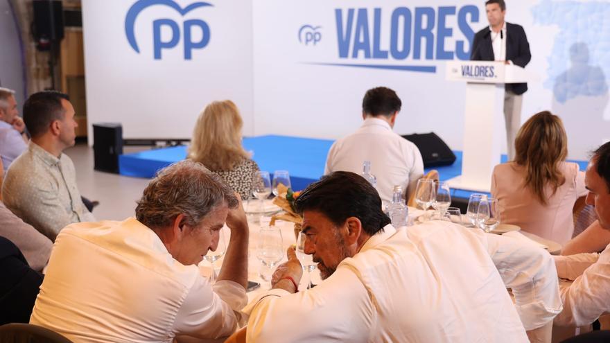 Así ha sido el encuentro de Feijóo y Mazón con militantes del PP en Alicante