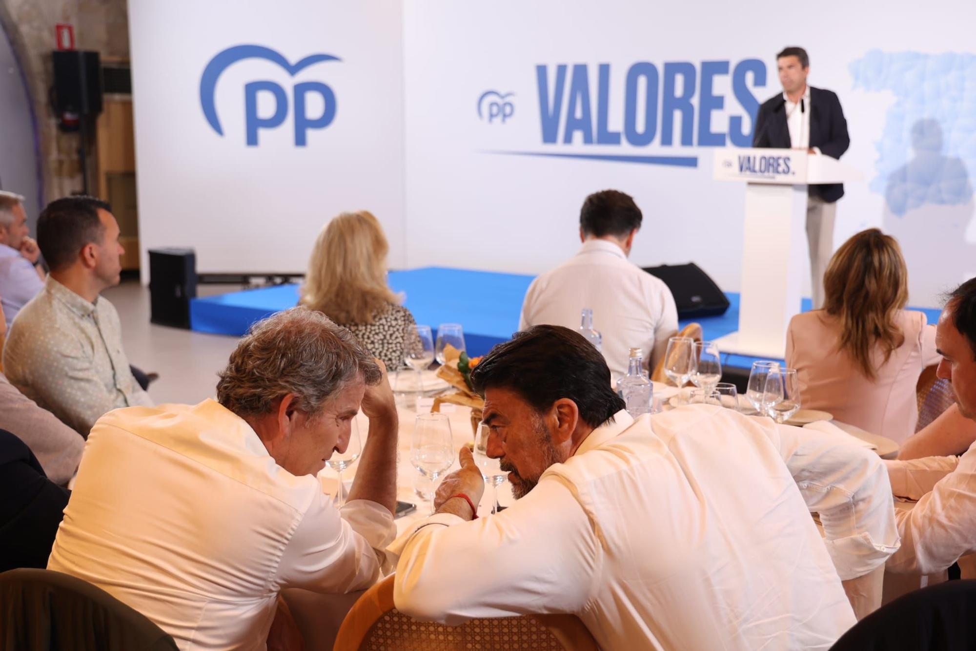 Así han llegado Feijóo y Mazón a la comida con militantes del PP en Alicante