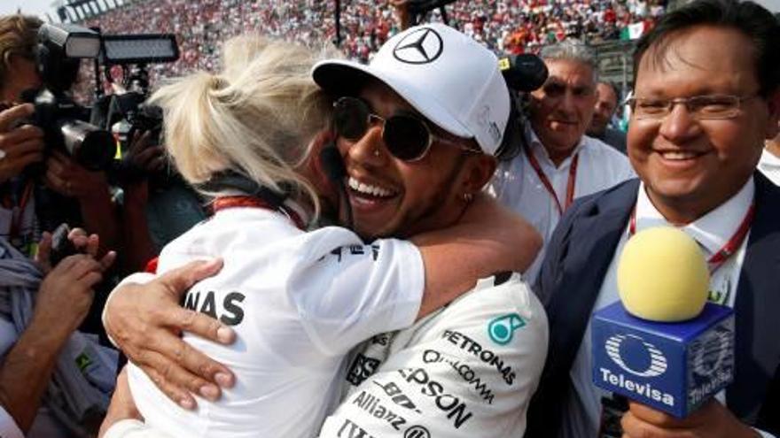 Hamilton evita el joc brut de Vettel i obté el seu quart Mundial