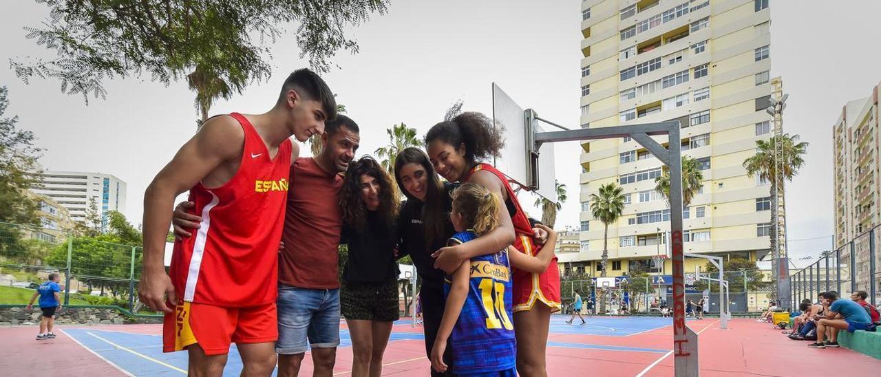 Lucas Langarita, Berni y Patricia Hernández, Claudia Langarita, Aminata Mamadou y la pequeña Daniela.