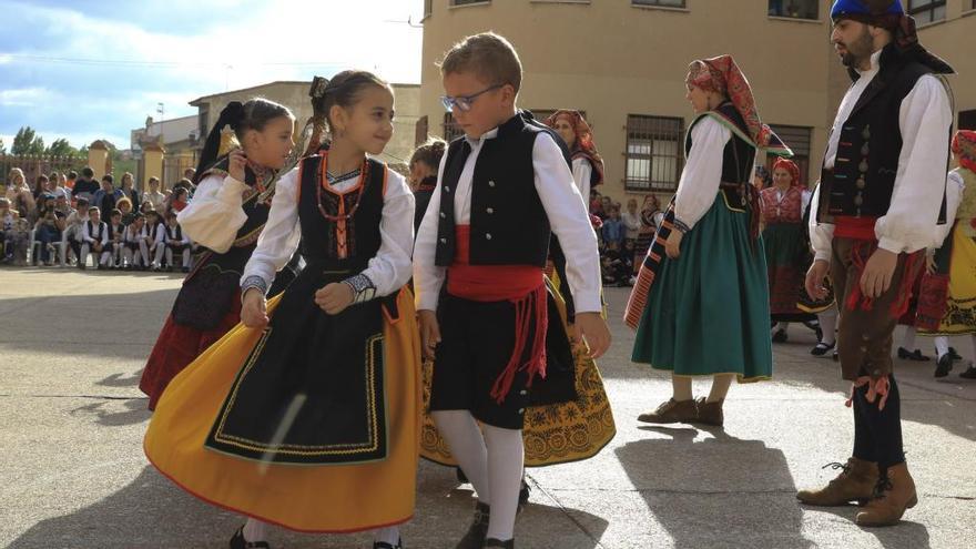 Niños danzan ataviados con trajes típicos de Doña Urraca en Zamora.
