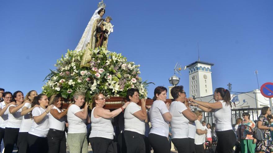 Un grupo de mujeres lleva a la Virgen del Mar junto a la Lonja de Cartagena