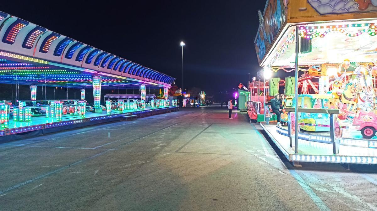 Una de las calles de la feria de atracciones de Torrevieja en su actual ubicación en el Parque Antonio Soria. Imagen del invierno pasado